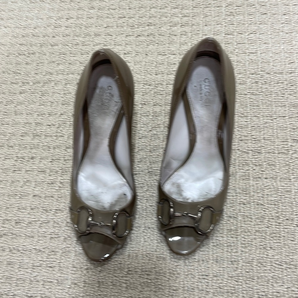 Gucci gray patent leather heels size 7